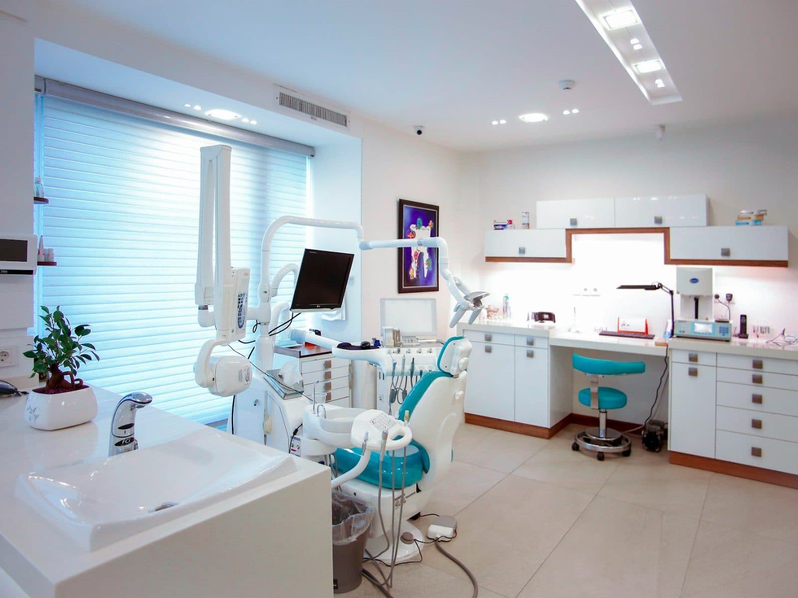 CRM and online booking for a US dental clinic